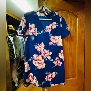 Title:
🌸 Soprano Floral Dress | Trendy Above-Knee Fit | Size M